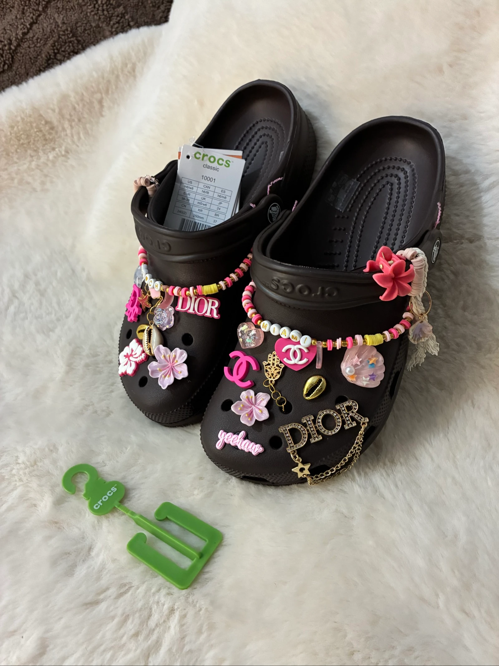 Crocs marrom vendido com as decorações – photo 5
